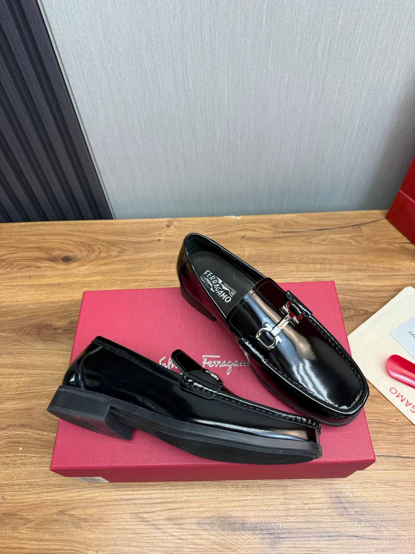 Men's shoes 💰760💰 Ferragamo. [Ferragamo] Men's Loaf leather shoes, the latest hot style, 1:1 original purchase quality, top quality, imported open-edge beaded cowhide leather on the upper, hand-made three-dimensional stitching highlights the round toe design, the inner feet are made of imported cowhide, with original wear-resistant rubber outsole, matching code 39-44, (38, 45 custom-made, non-refundable)